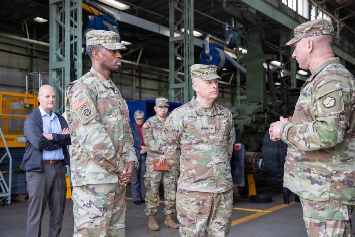 U.S. Army offiserer under et besøk i et logistikkanlegg