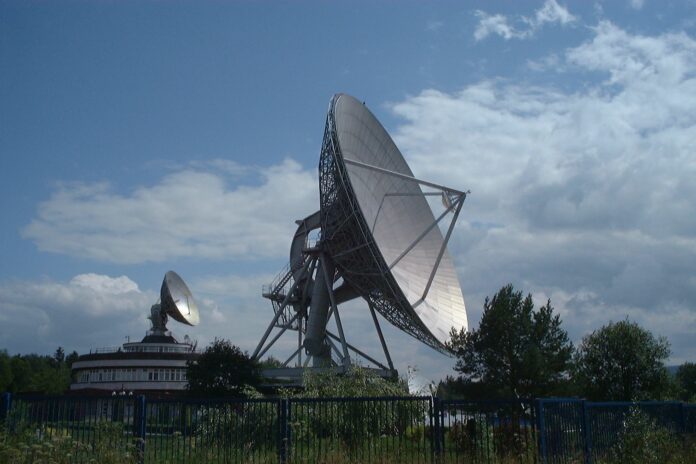 Satellittantenner ved en stasjon