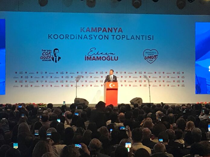Ekrem İmamoğlu på talerstolen