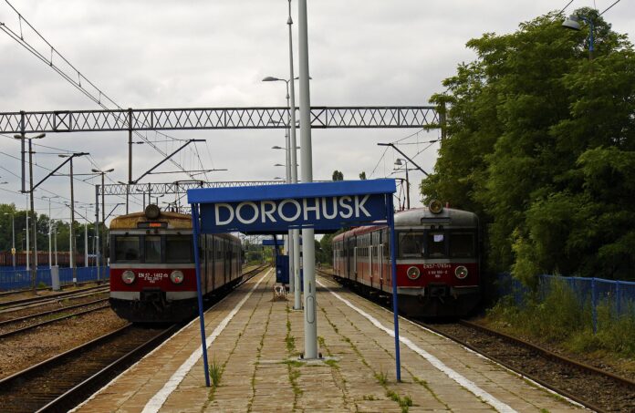 Tog på stasjon med skiltet Dorohusk