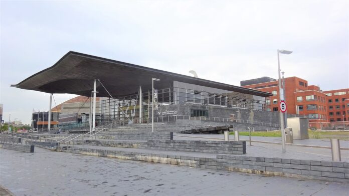 Senedd-bygningen i Cardiff Bay