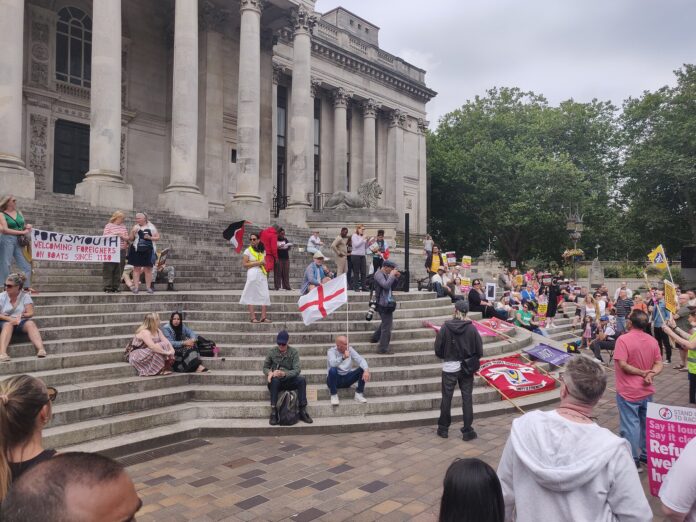 Protest ved Guildhall Square i Portsmouth