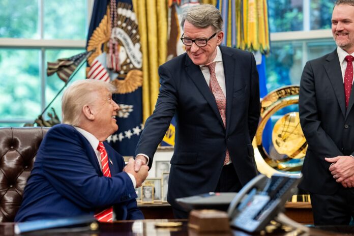 Trump og britiske og amerikanske tjenestepersoner i Det ovale kontor