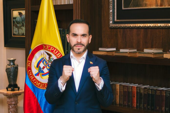 Abelardo de la Espriella foran colombiansk flagg