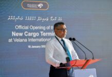 Maldivene brukt som transittledd til Russland Mann taler ved podiet foran en cargoterminal