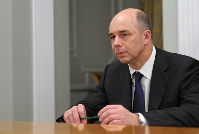 Anton Siluanov ved et bord