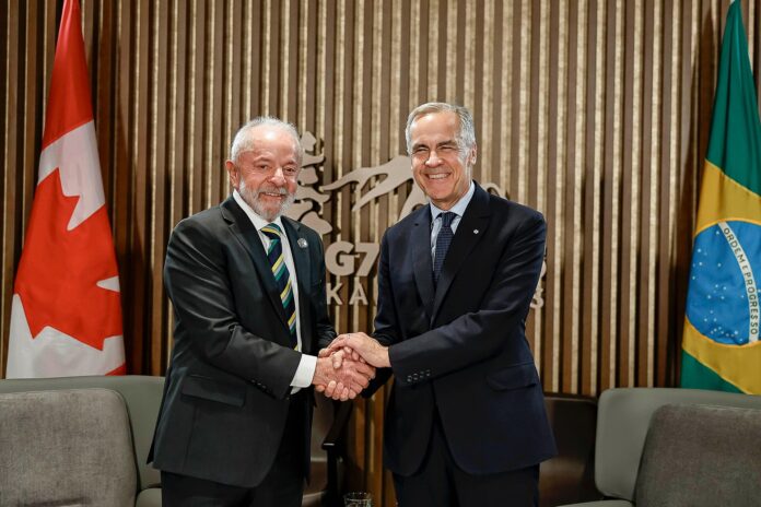 Mark Carney og Luiz Inácio Lula da Silva håndhilser i Kananaskis