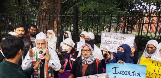 Demonstranter med plakater i New Delhi
