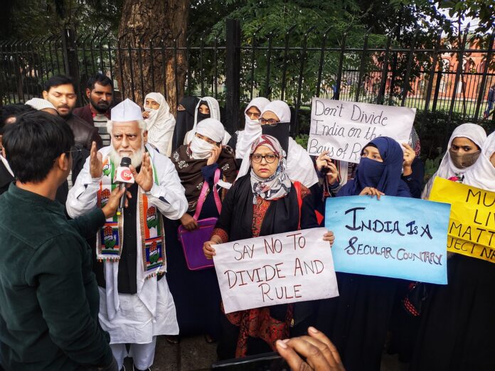 Demonstranter med plakater i New Delhi