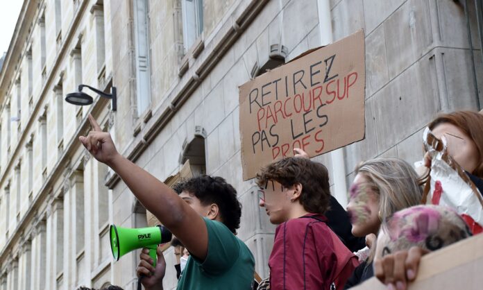 Studenter og elever med plakat under protest i Paris