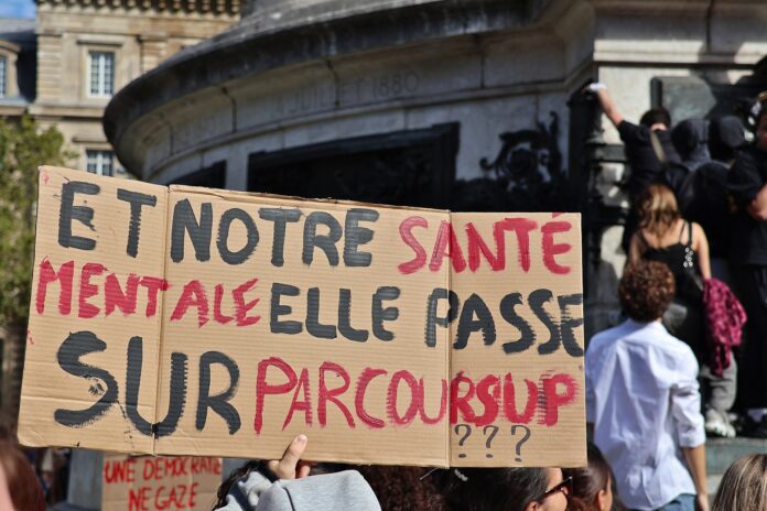 Kartongskilt med krav mot Parcoursup under elevdemonstrasjon i Paris