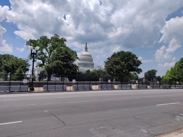 USAs kongressbygning Capitol i Washington, D.C., sett fra gaten med sperringer foran.