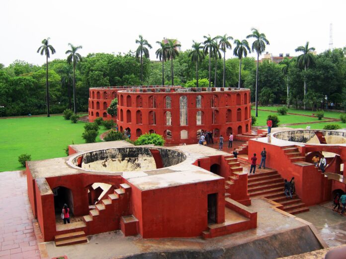 Jantar Mantar i New Delhi med røde observatoriebygninger og grønne omgivelser.