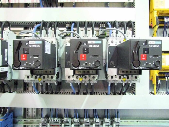 Kontrollpanel med Siemens-komponenter og kabling i automatisert utstyr.