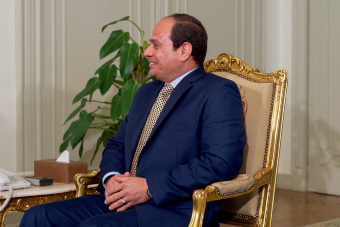 Egypts president Abdel Fattah al-Sisi sitter i presidentpalasset i Kairo.