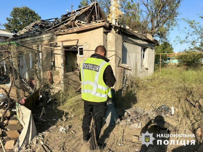 En politimann undersøker ødeleggelser ved en bygning i Odesa-regionen etter et droneangrep.