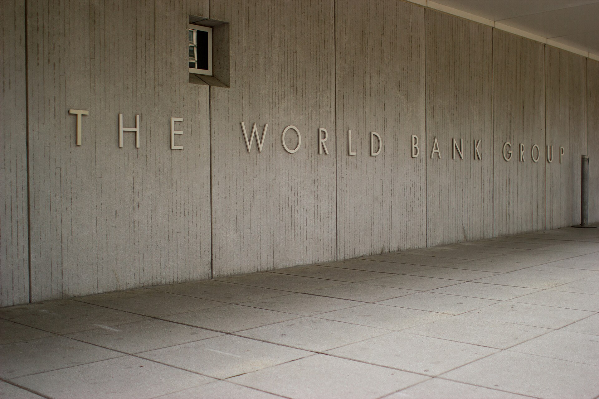 Skilt med teksten «The World Bank Group» på veggen ved Verdensbankens hovedkvarter i Washington, D.C.