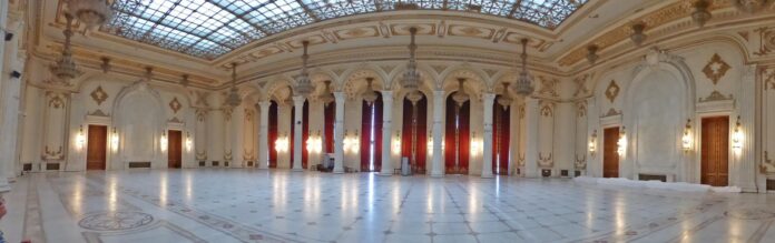 Stor, utsmykket sal i Palatul Parlamentului i București.