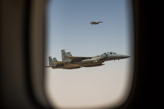 Saudiske F-15SA-jagerfly sett gjennom et flyvindu under eskorteoppdrag nær Riyadh.