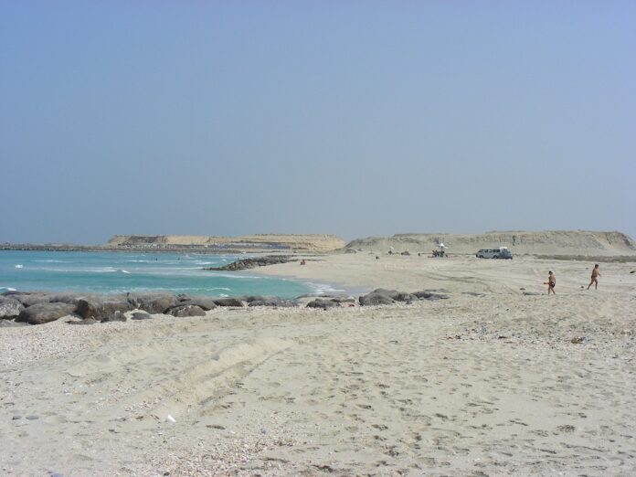 Sandstrand og kystlinje ved Al Hamriyah i Sharjah.