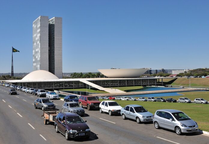 Brasils nasjonalkongress i Brasília, med de karakteristiske kuplene og tårnene sett fra veien foran.
