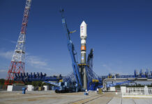 Rassvet : Russlands svar på Starlink 🔒 Sojuz-2.1b-rakett står på oppskytningsrampen ved Plesetsk-kosmodromen.