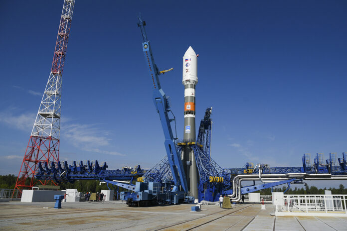 Sojuz-2.1b-rakett står på oppskytningsrampen ved Plesetsk-kosmodromen.