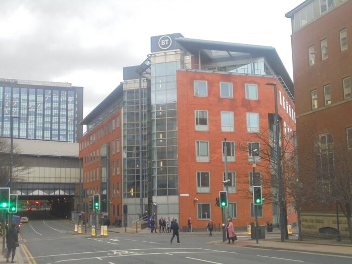 Gatefoto av et BT-bygg i Leeds med BT-logo øverst på fasaden.