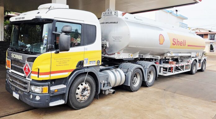 En Shell-merket tankbil står ved en bensinstasjon i Argentina.