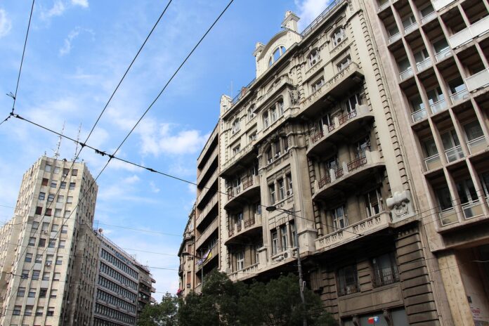 Gatescene med bygårder og trikkledninger ved Terazije i Beograd.