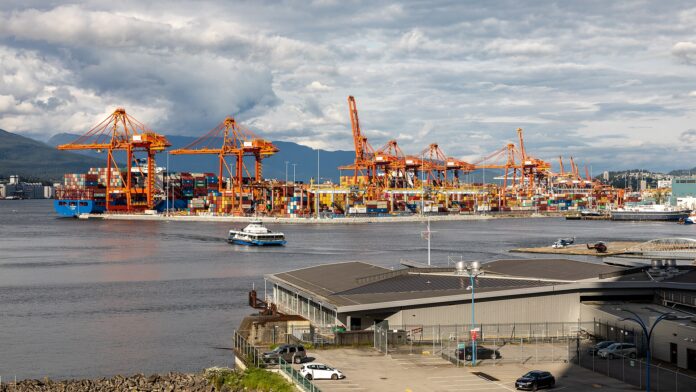 Oversiktsfoto av Vancouver Centerm Terminal med store containerkraner, containere og havnebasseng i Vancouver, Canada.