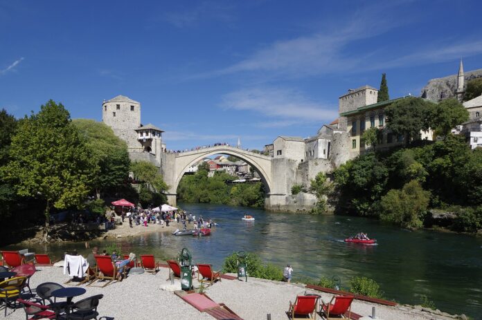 Bro over Neretva i Mostar