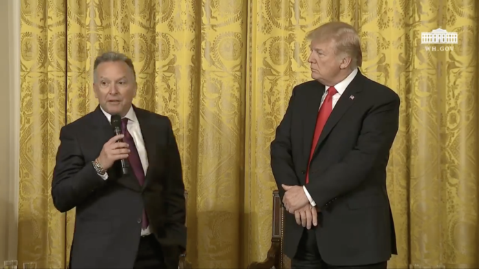 Steve Witkoff og Donald Trump på сценe