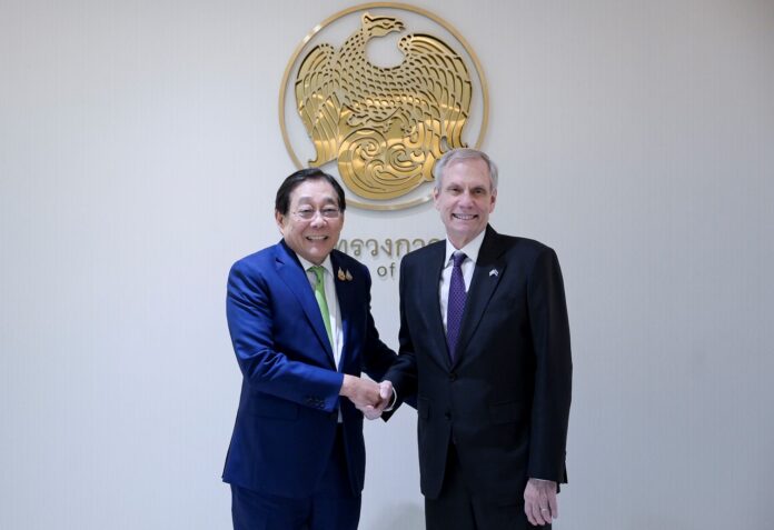 Thailands visestatsminister og amerikansk ambassadør håndhilser