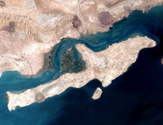 Satellittfoto av Hormuzstredet med Qeshm-øya