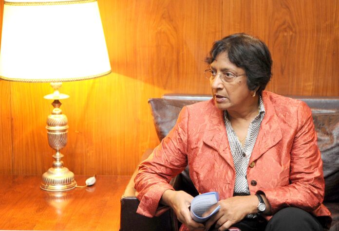 Navi Pillay i en stol