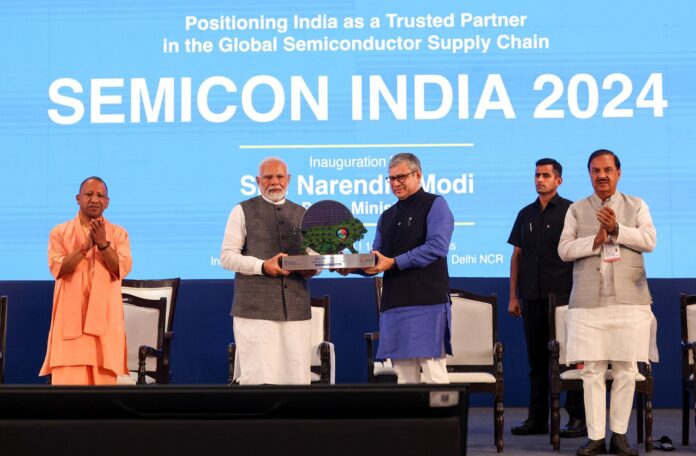 Modi på scenen under Semicon India