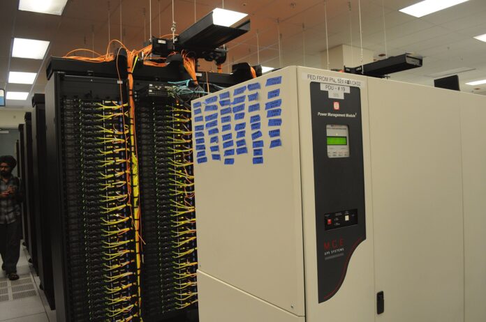 Serverracks i et datasenter