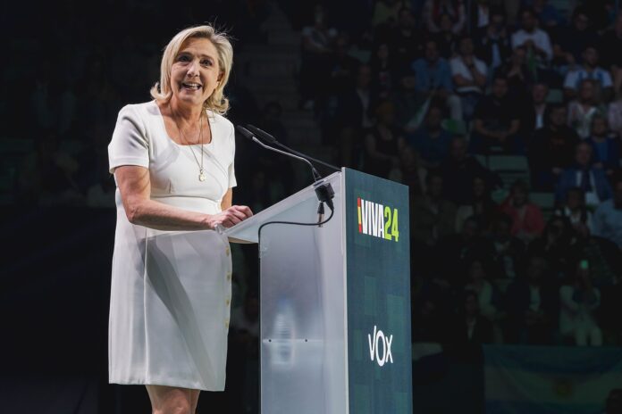 Marine Le Pen ved talerstol