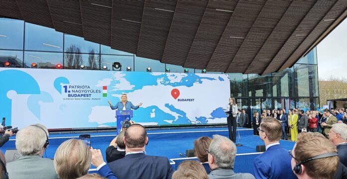 Marine Le Pen taler ved en talerstol