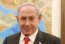 Netanyahu hyller colombiansk ambassade i Jerusalem Benjamin Netanyahu i portrett foran kartvegg