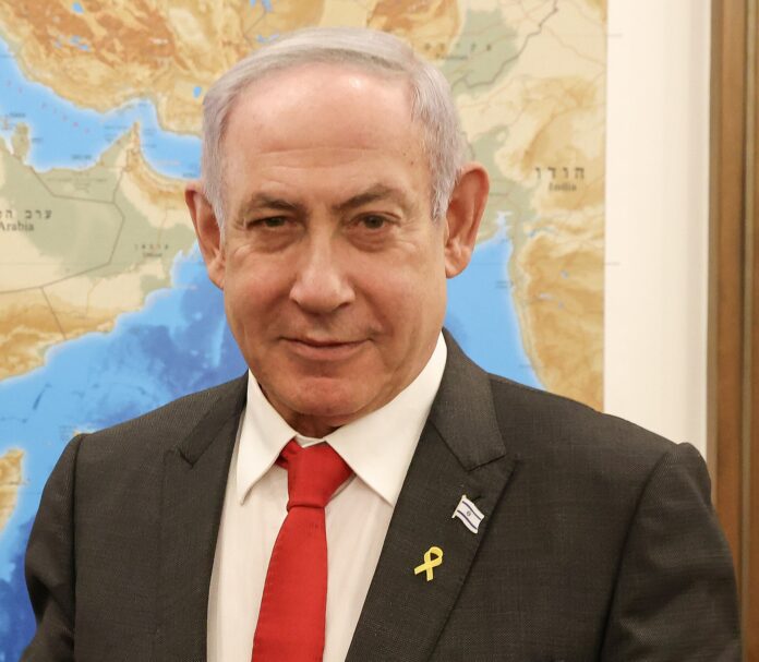 Benjamin Netanyahu i portrett foran kartvegg