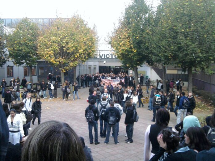 Elever protesterer foran en skole