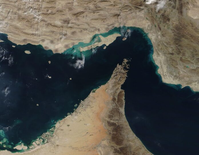 Satellittbilde av Hormuzstredet og kysten rundt