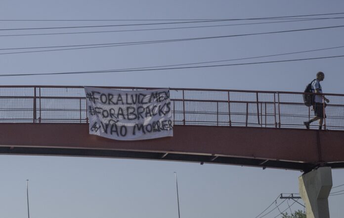 Protestbanner på en gangbro