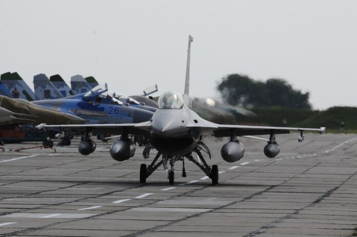 F-16 på flybase i Ukraina