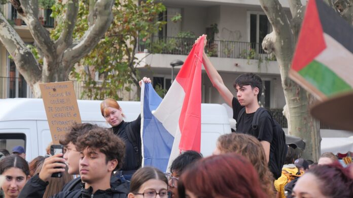 Unge demonstranter med fransk flagg