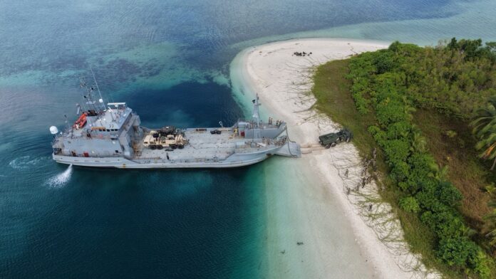 HIMARS-system på strand under øvelse