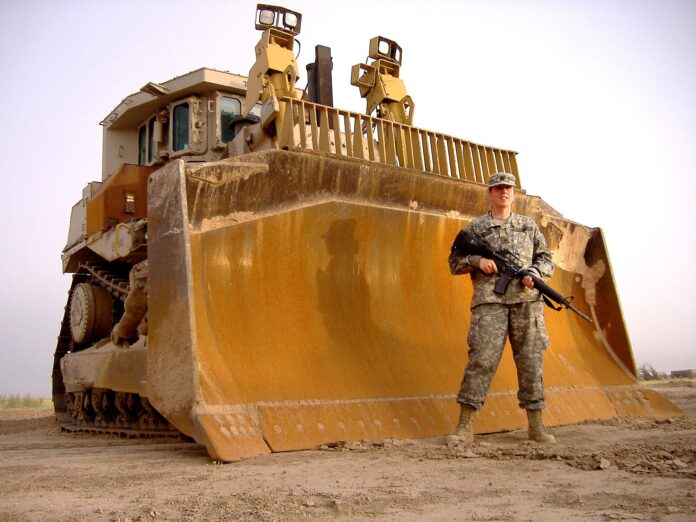 Amerikansk ingeniørsoldat ved stor bulldoser