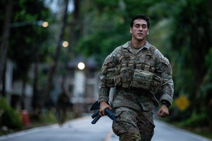Amerikansk soldat under jungeltrening i Panama